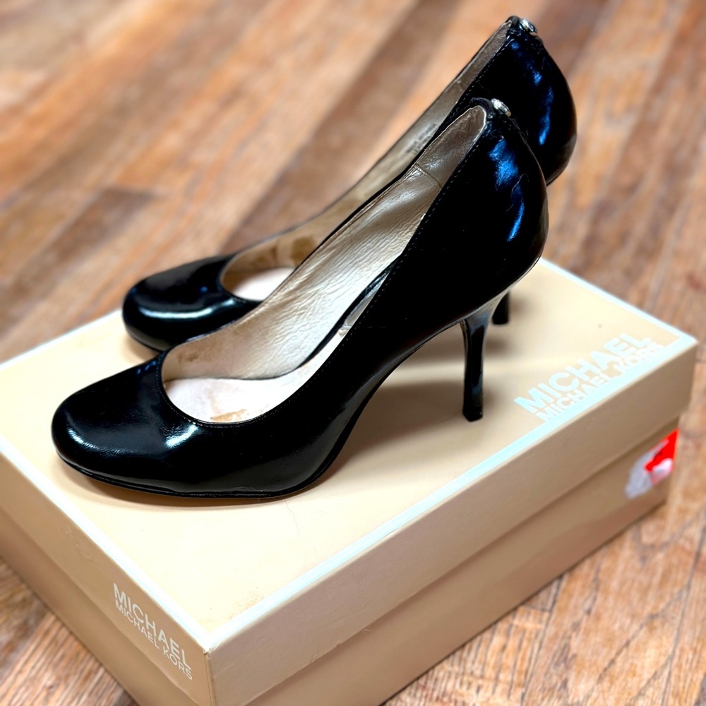 MK | Black patent leather cap toe Presley pumps